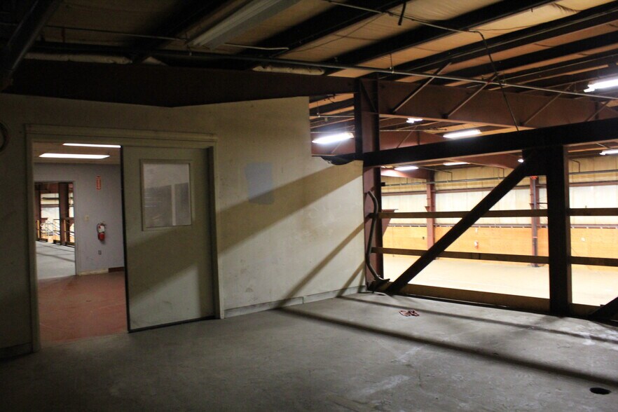 More Photos Of 4 Gator Rock Rd, Somersworth Distribution For Sale