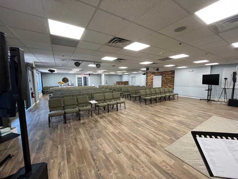 More Photos Of 565-585 Chickering Rd, North Andover Storefront For Sale