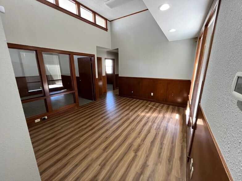 More Photos Of 209 S Pioneer Dr, Abilene Flex For Lease