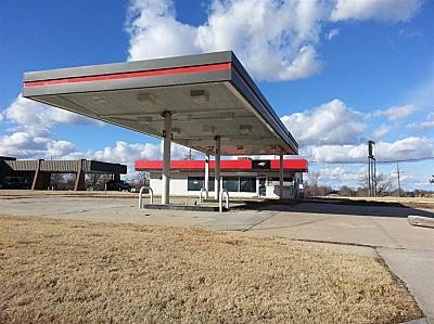 Primary Photo Of 1120 E 12th Ave, Emporia Service Station For Sale