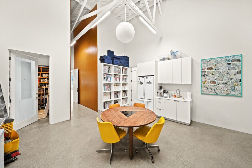 More Photos Of 1329 E 3rd St, Los Angeles Showroom For Lease