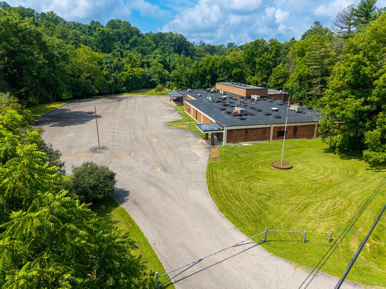 More Photos Of 700 Channel Ln, Marietta Light Distribution For Lease