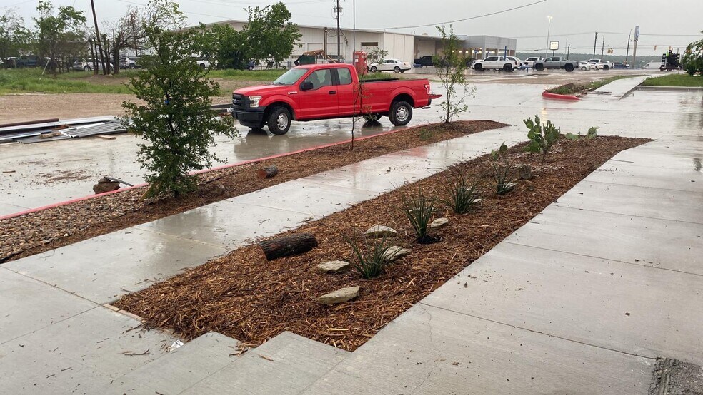 More Photos Of 109 Carl Kessler Blvd, Mineral Wells Showroom For Lease