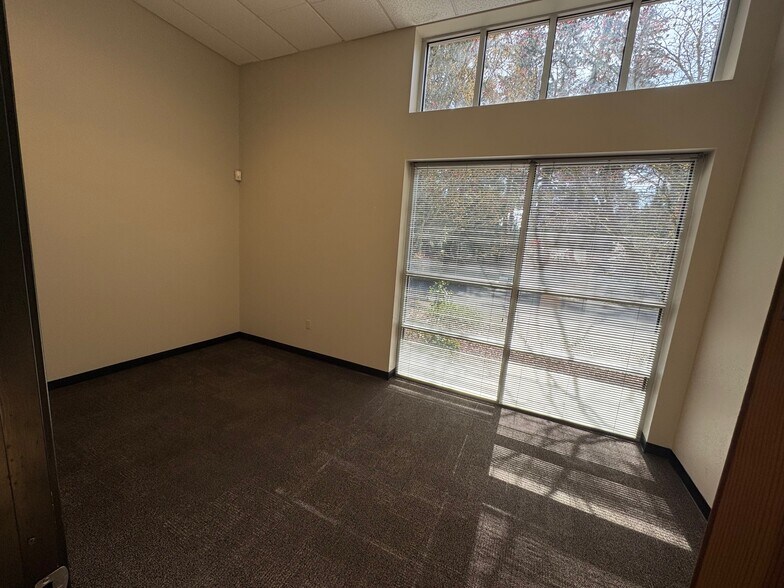 More Photos Of 6455 Lakeview Blvd, Lake Oswego Flex For Lease