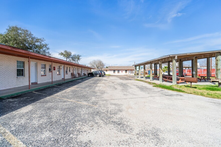 More Photos Of 309 S Fulton Beach Rd, Rockport Hotel For Sale