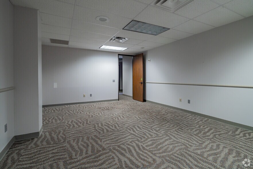 More Photos Of 8700 Tesoro Dr, San Antonio Unknown For Lease