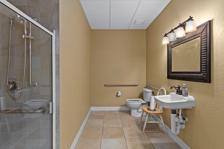 More Photos Of 8352 Forest Oaks Blvd, Spring Hill Office For Sale