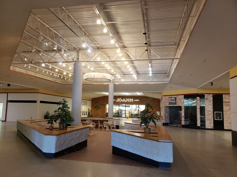 More Photos Of 990 W 41st St, Hibbing Unknown For Lease