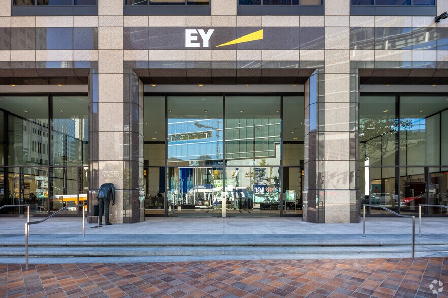 More Photos Of 725 S Figueroa St, Los Angeles Office For Lease