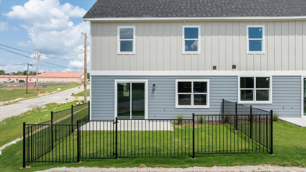 More Photos Of 710 N Sycamore St, Hico Apartments For Sale