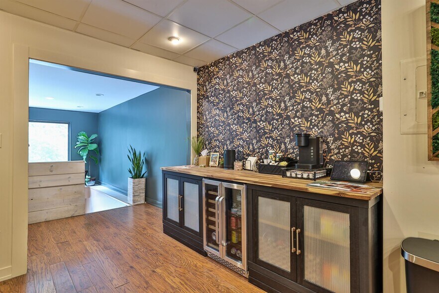 More Photos Of 2039 Madison Rd, Cincinnati Storefront Retail Office For Sale