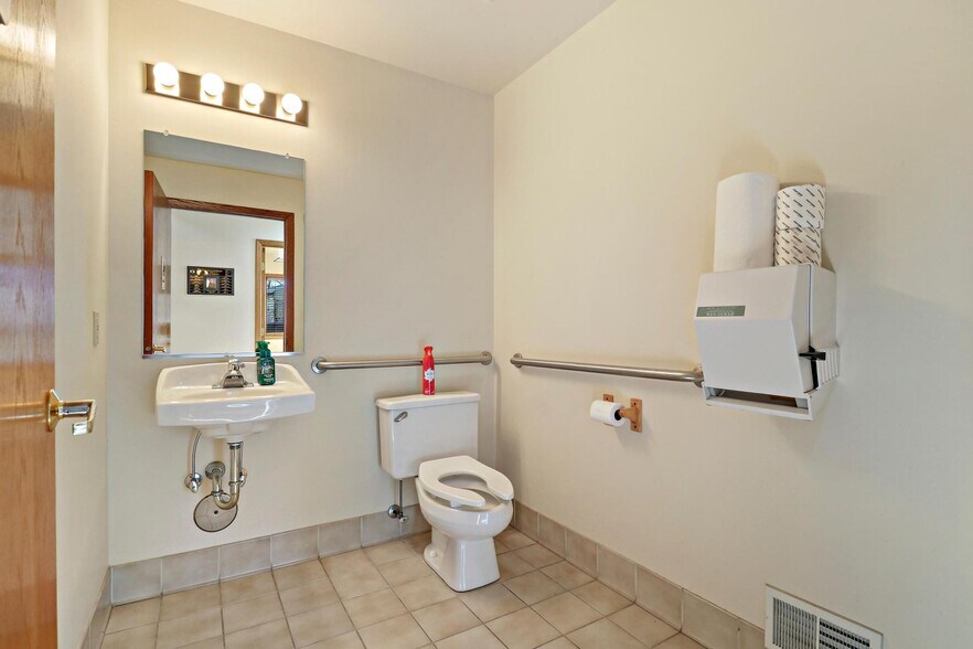 More Photos Of 5300 Green Bay Rd, Kenosha Medical For Lease