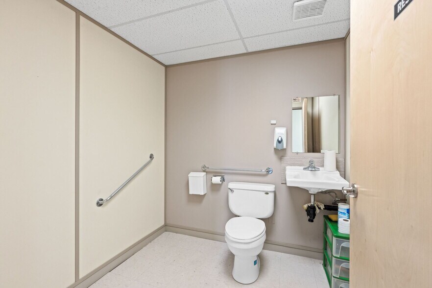 More Photos Of 457 Main St E, Winchester Medical For Sale