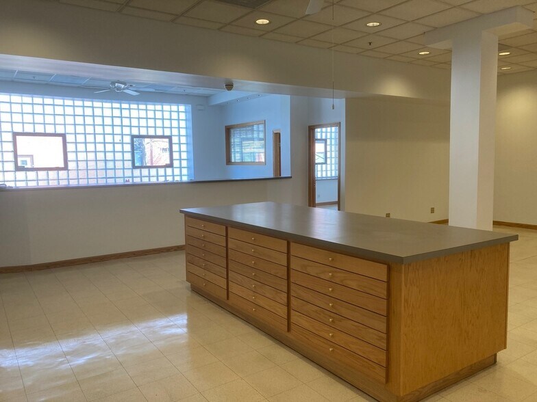 More Photos Of 1631-1639 W Carroll Ave, Chicago Light Distribution For Sale