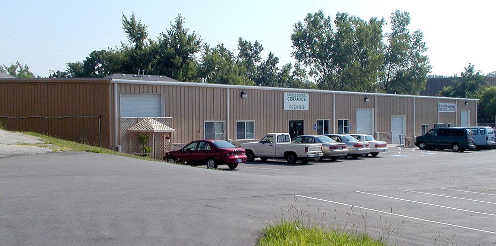 More Photos Of 2309 W 40 Hwy, Blue Springs Warehouse For Lease