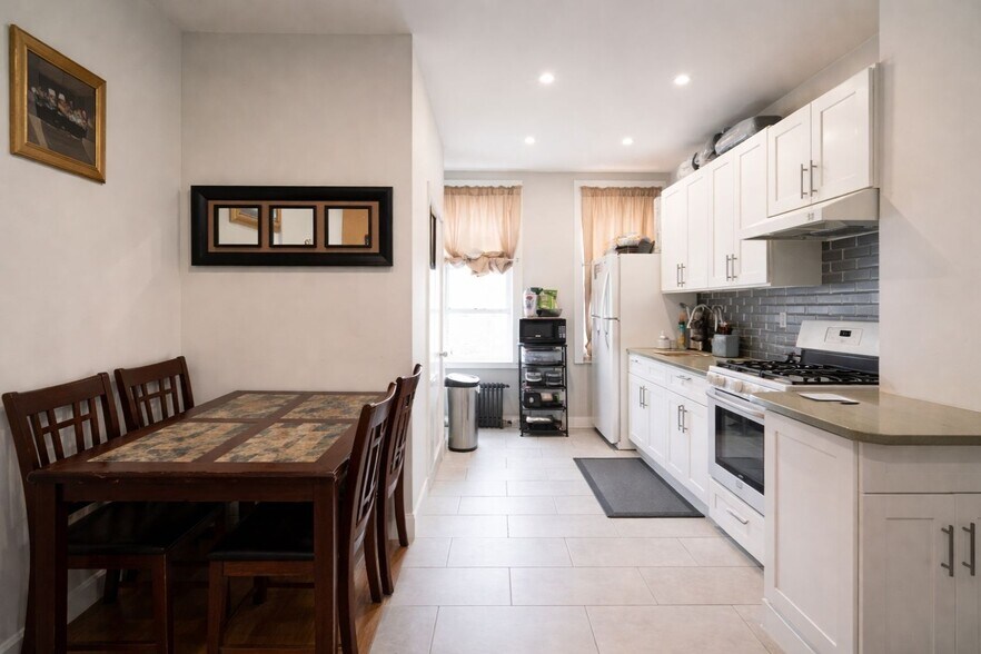More Photos Of 7037 72nd Pl, Glendale Apartments For Sale