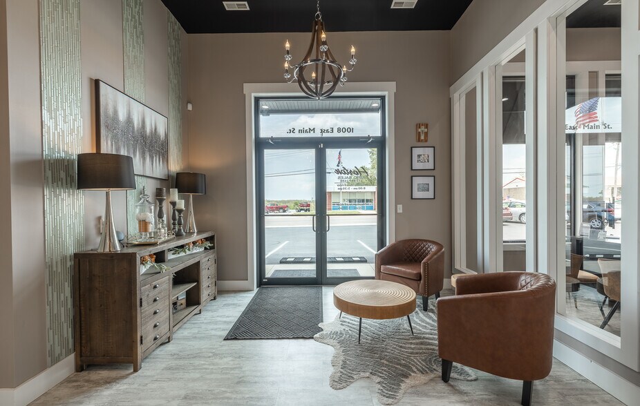 More Photos Of 1008 E Main St, Linn Auto Dealership For Sale