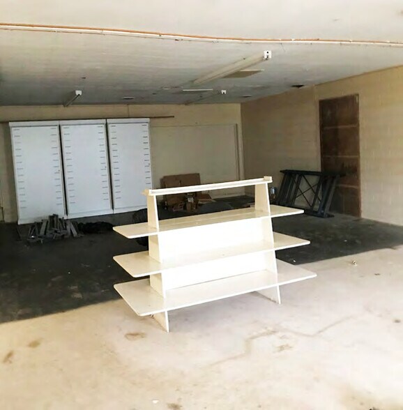 More Photos Of 6101-6105 Arlington Ave, Kansas City Showroom For Sale
