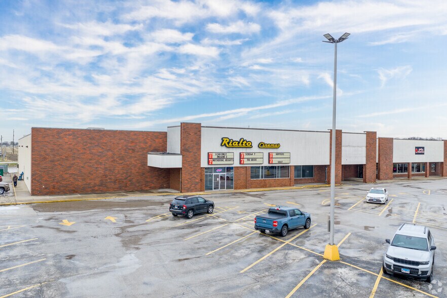 More Photos Of 1331-1335 E Jackson St, Macomb Storefront For Sale