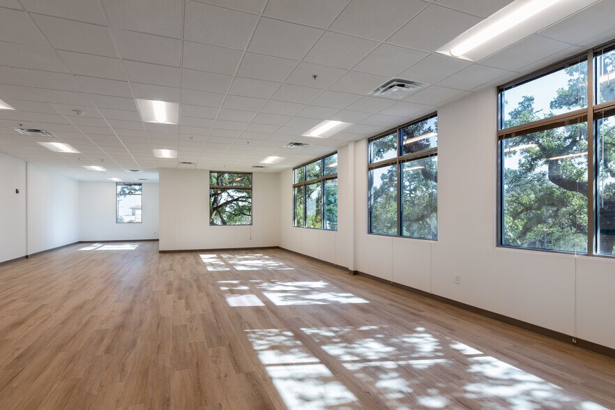 More Photos Of 1580 S Main St, Boerne Office For Lease