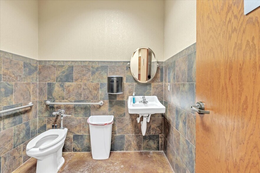 More Photos Of 304 S 29th St, Chickasha Medical For Sale