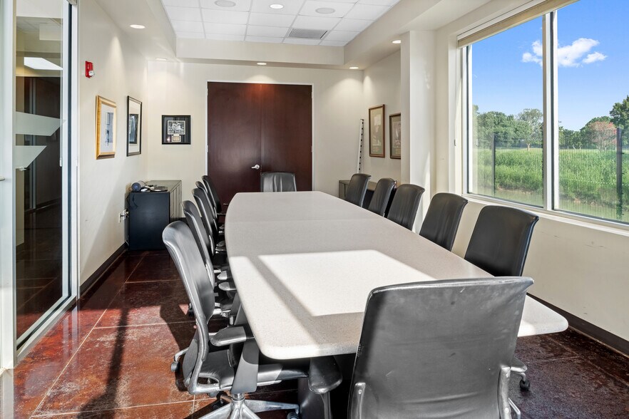 More Photos Of 18000 Groeschke Rd, Houston Airplane Hangar For Lease