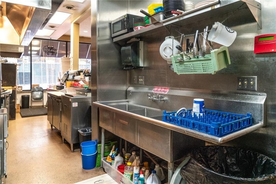 More Photos Of 10 Market St, Pittsburgh Restaurant For Sale