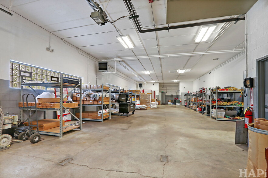 More Photos Of 1350 Chase St, Algonquin Manufacturing For Sale