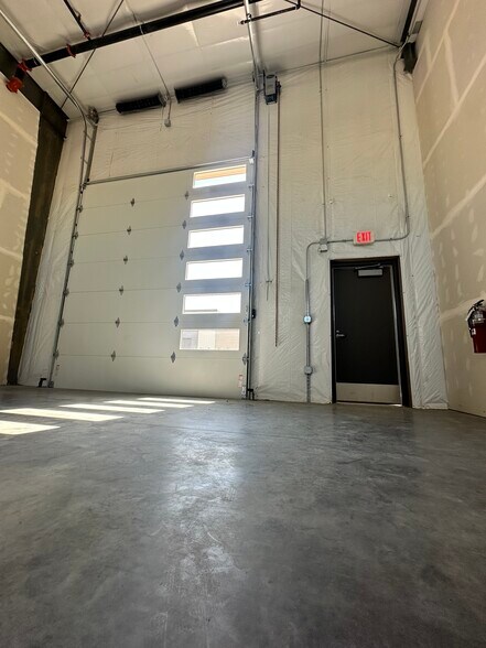 More Photos Of 13833 E Briarwood Ave, Centennial Light Distribution For Lease