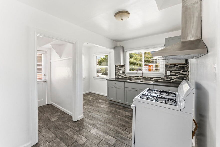 More Photos Of 1047 W 7th St, San Pedro Multifamily For Sale
