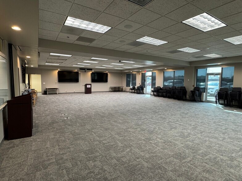 More Photos Of 6600 Westown Pky, West Des Moines Medical For Lease