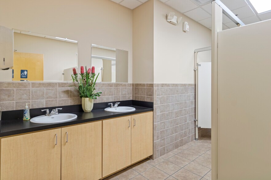 More Photos Of 1690 Roberts Blvd, Kennesaw Warehouse For Sale