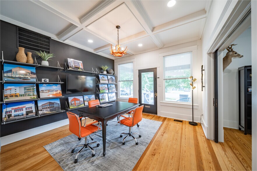 More Photos Of 729 N Bishop Ave, Dallas Office For Sale