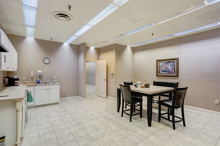 More Photos Of 301 Robey St, Franklin Warehouse For Lease