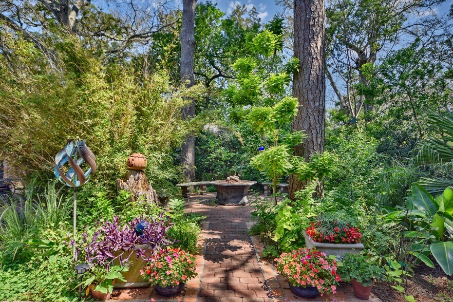 More Photos Of 1804 S Park St, Brenham Hospitality For Sale