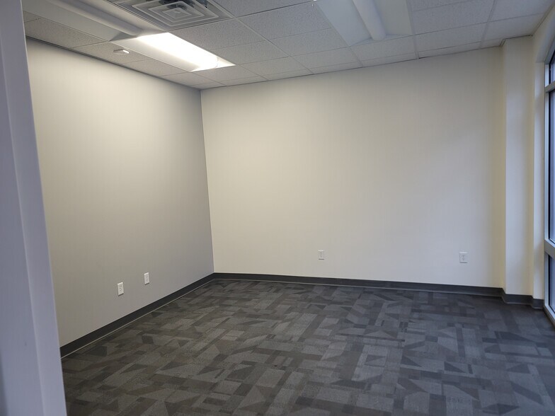 More Photos Of 261 N 4th St, Springfield Flex For Lease