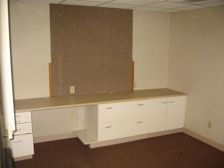 More Photos Of 7 Thompson Rd, East Windsor Light Manufacturing For Lease