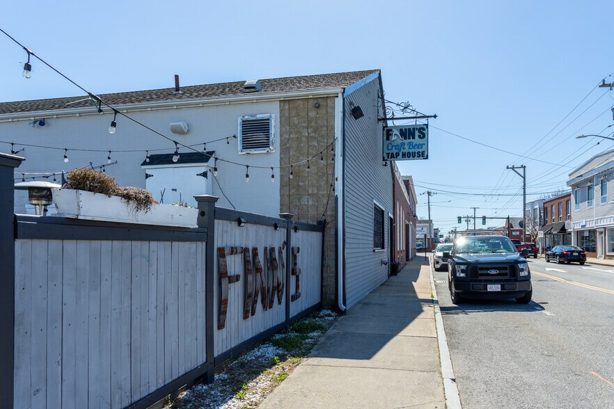 More Photos Of 334 Main St, Hyannis Storefront For Lease