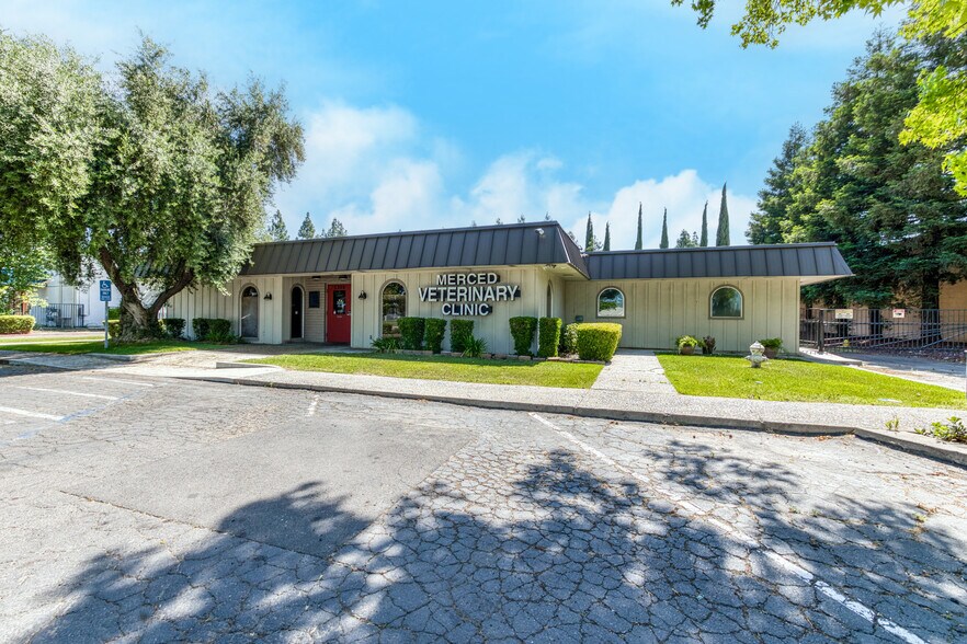 More Photos Of 3200 G St, Merced Veterinarian Kennel For Sale