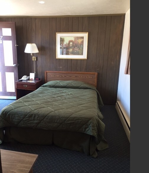 More Photos Of 100 Silver St, Hurley Hotel For Sale