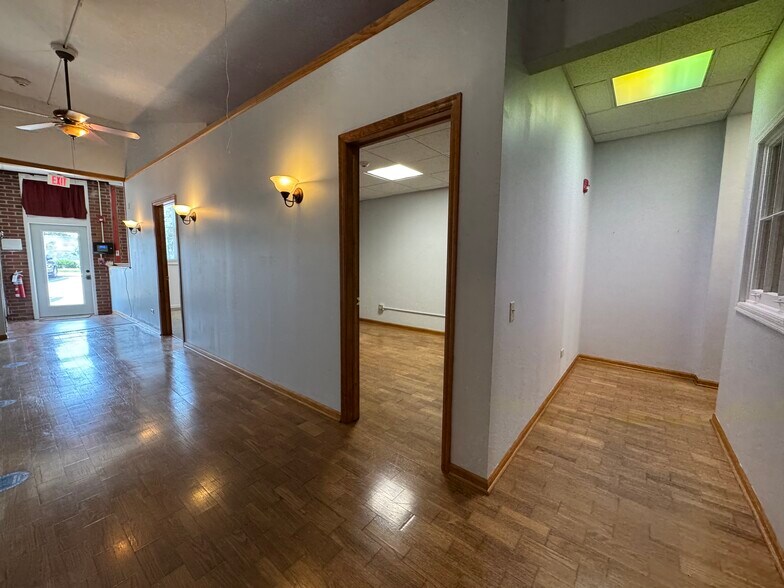 More Photos Of 28W583 Stafford Pl, Warrenville Restaurant For Lease