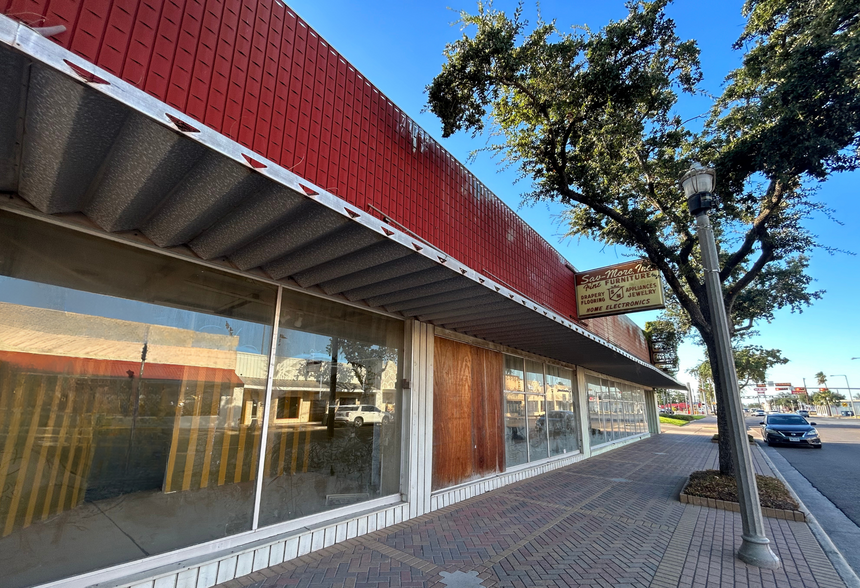 Primary Photo Of 229 S Texas Ave, Mercedes Storefront Retail Office For Sale