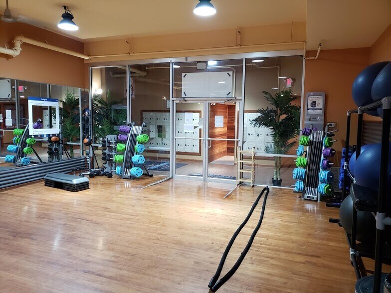 More Photos Of 18 Oliver St, Newark Office For Lease