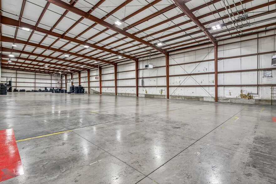 More Photos Of 1500 Dismuke Dr, Farmington Distribution For Sale