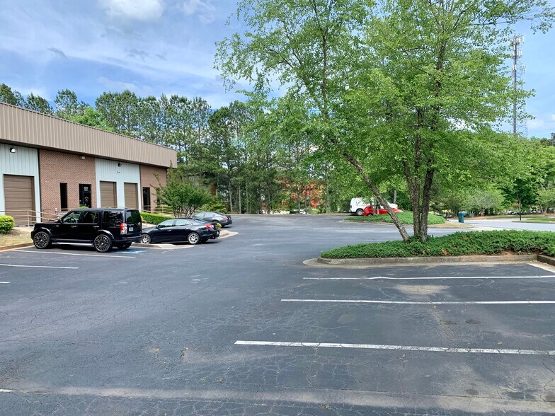 More Photos Of 3025 Trotters Pky, Alpharetta Warehouse For Lease