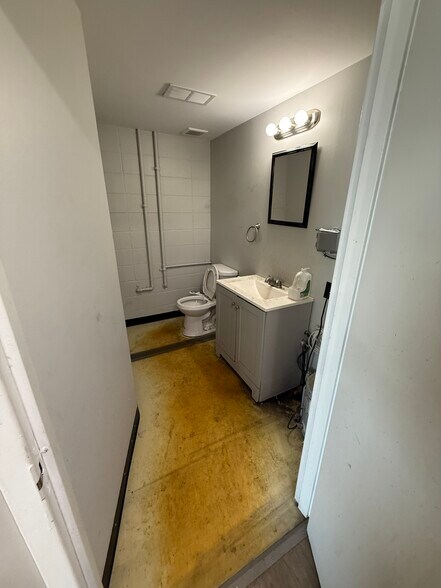 More Photos Of 11413 Hickman Mills Dr, Kansas City Industrial For Lease