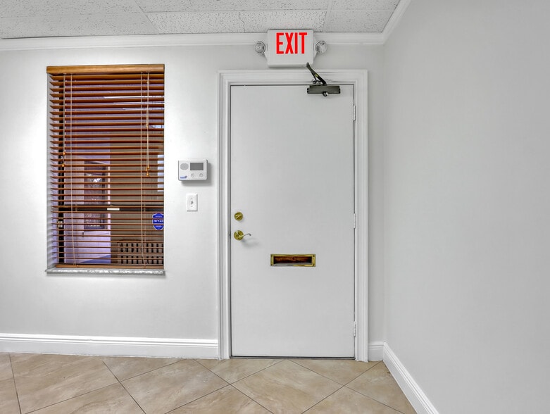 More Photos Of 1920 Palm Beach Lakes Blvd, West Palm Beach Medical For Sale