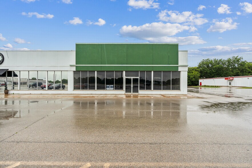 More Photos Of 1-14 W Reynolds St, Pontiac General Retail For Sale