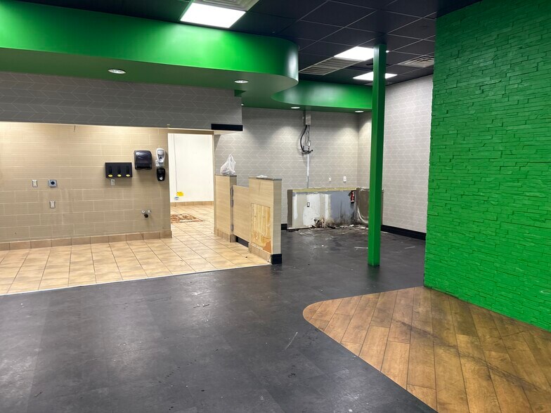 More Photos Of 6516 Kitten Lake Dr, Midland Restaurant For Lease