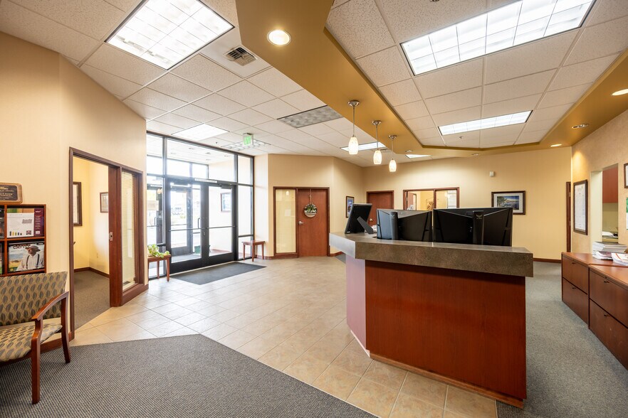 More Photos Of 3113 S Highway 97, Redmond Freestanding For Lease